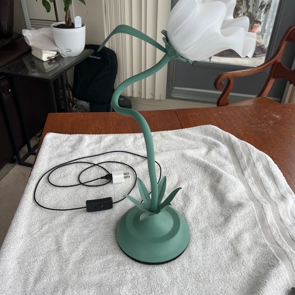 Flower Style Lamp with USB Plug - Picture 4 of 6